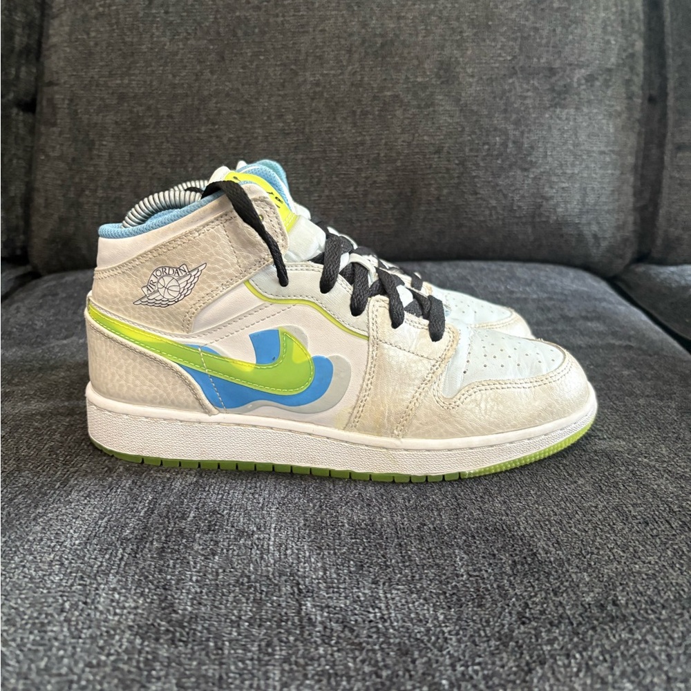 Nike Air Jordan 1 Mid SE GS Platinum Volt DV1314-017 Kids Size 6Y = women’s 7.5